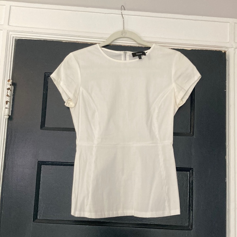 Theory simple white top with exposed zipper in back